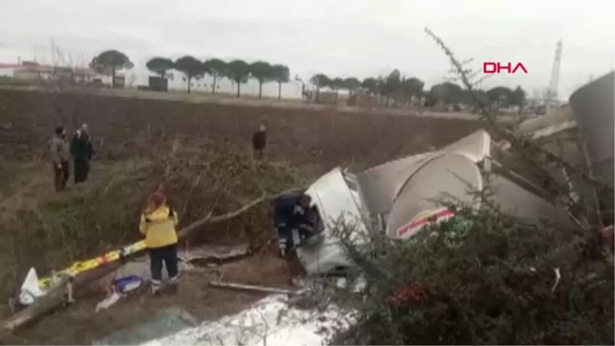 Çanakkale\'de Şarampole Yuvarlanan Süt Kamyonunun Şoförü Yaralandı