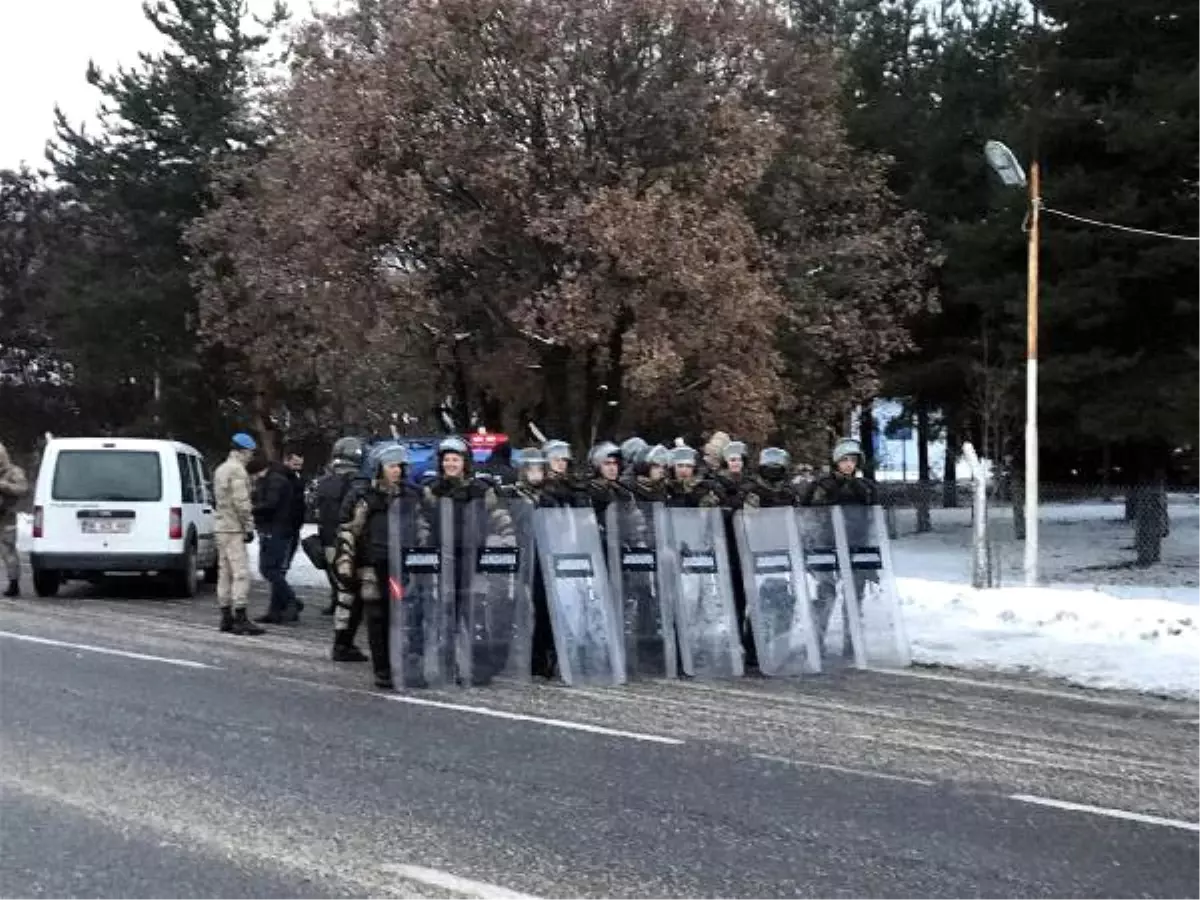 Çin\'i Protesto İçin İstanbul\'dan Ankara\'ya Yürüyen Gruba Jandarma Engeli