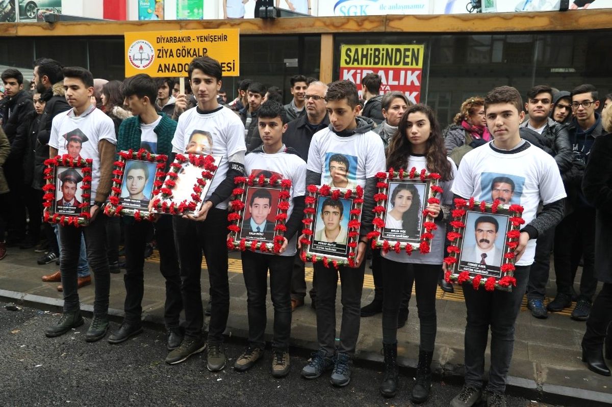 Diyarbakır\'da Teröristlerin Katlettiği Öğrenciler Anıldı