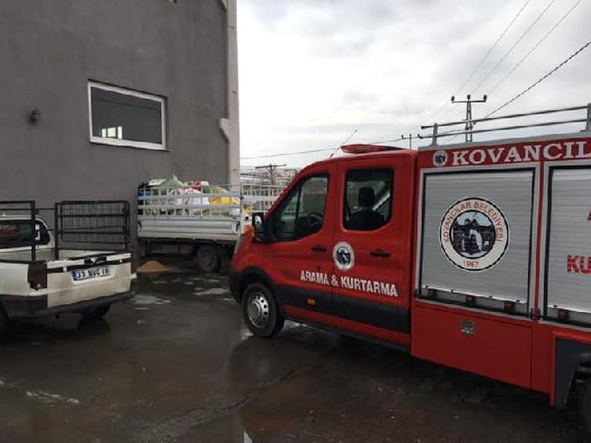 Elazığ\'da Kamyonet, İş Yerinin Duvarına Çarpıp İçeri Girdi: 2 Yaralı