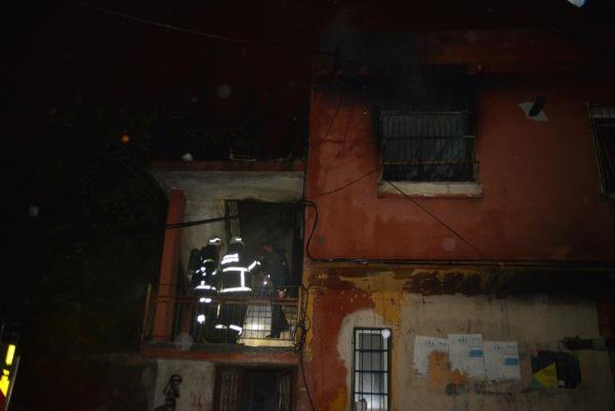 Elektrik Kontağından Çıkan Evi Küle Çevirdi: Babaanne, Gelin ve Torun Yaralandı