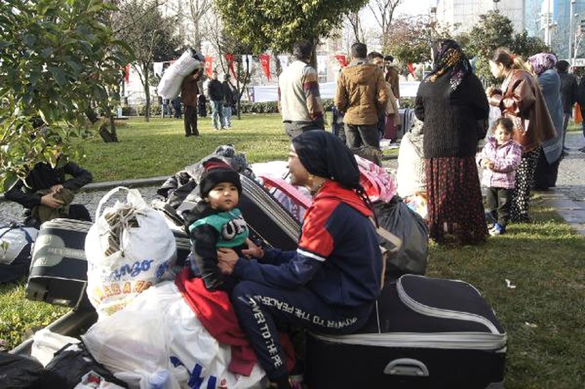 Esenyurt\'ta 150 Suriyeli Daha Ülkesine Döndü