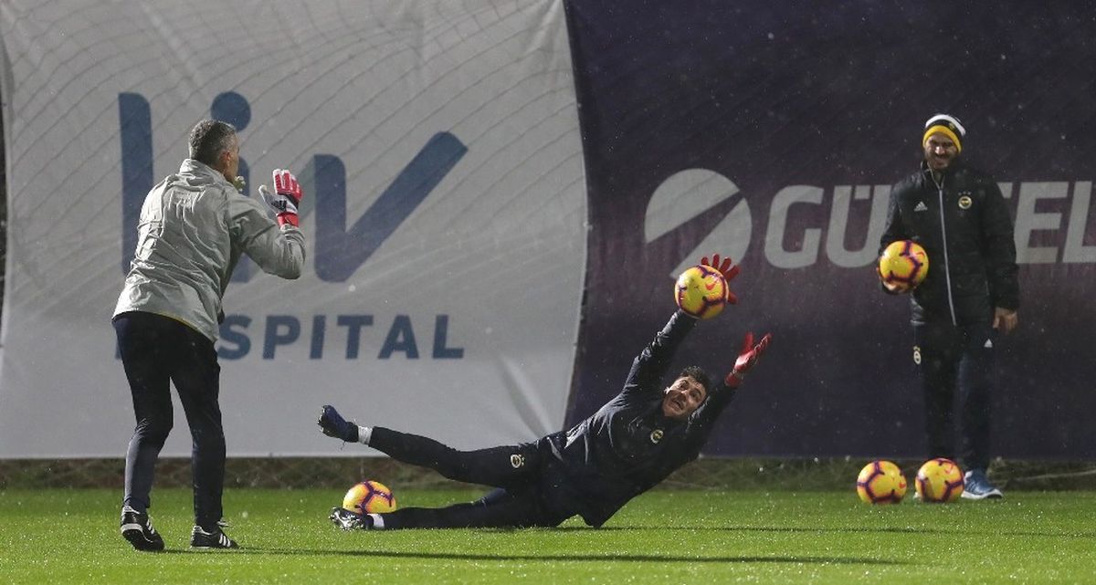 Fenerbahçe, Antalya\'da İlk Antrenmanını Yaptı