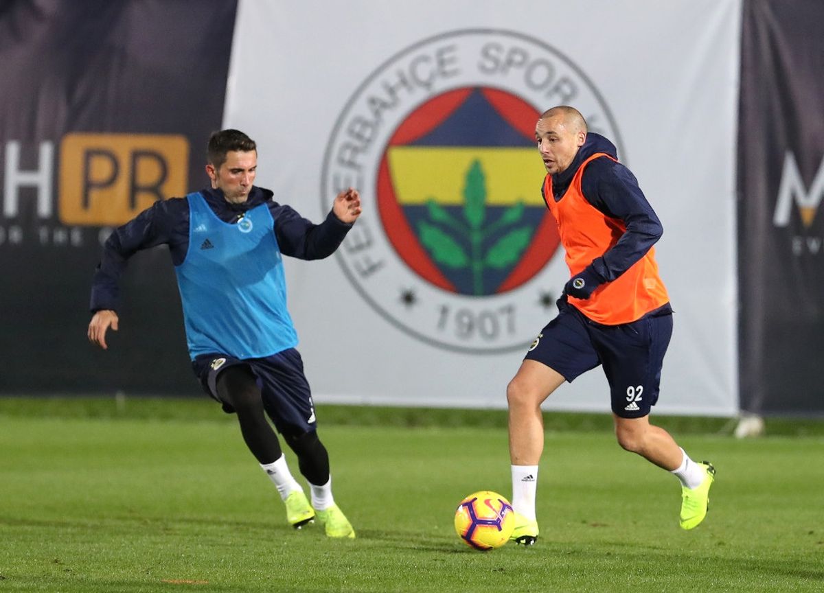 Fenerbahçe, Antalya\'da İlk Antrenmanını Yaptı