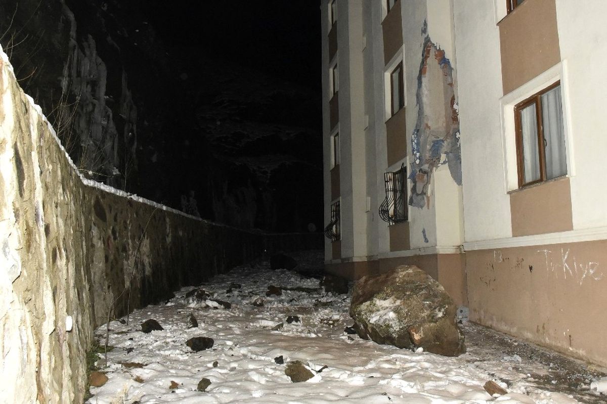 Gümüşhane\'de Dev Kayalar Apartmanın Üzerine Düştü