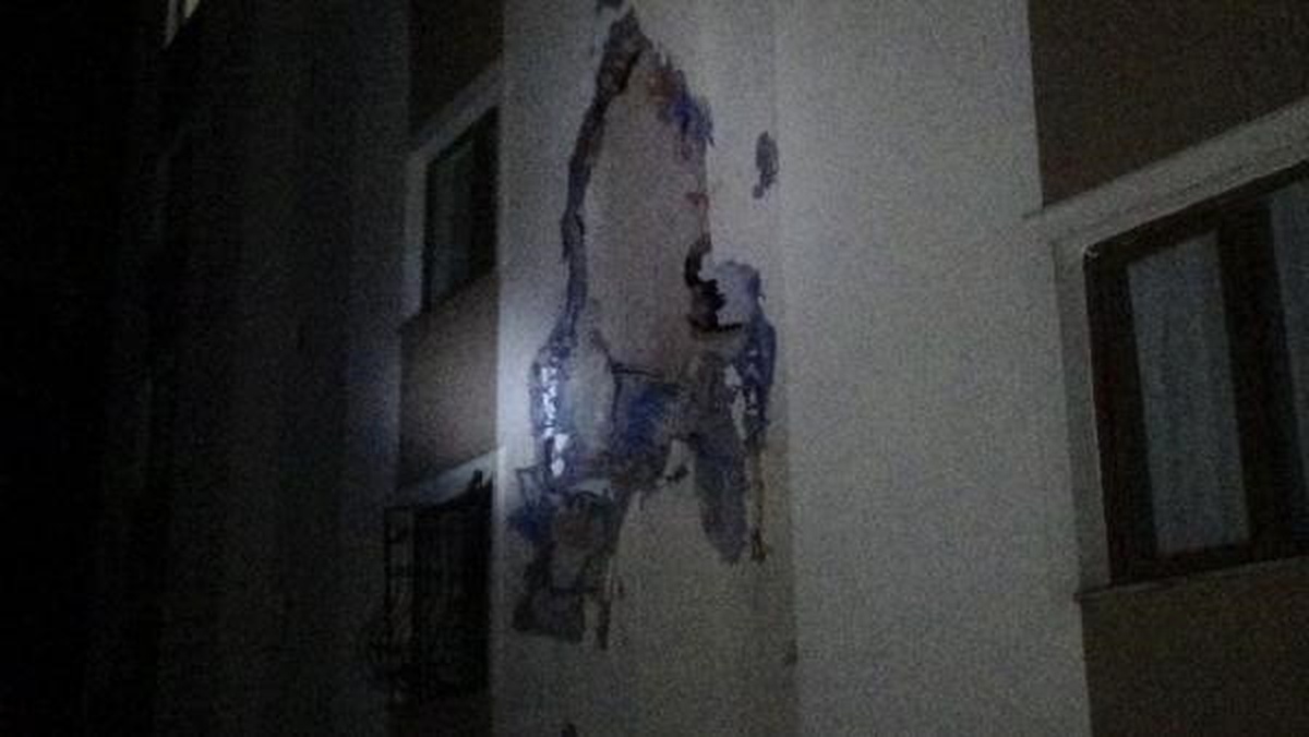 Gümüşhane\'de Yamaçtan Kopan Kayalar, Apartmanın Üzerine Düştü