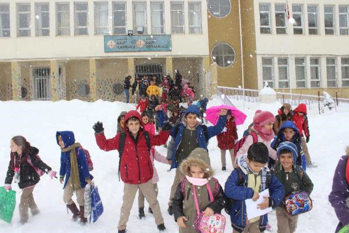 Hakkari ve İlçelerinde Okullara Yarım Gün Kar Tatili