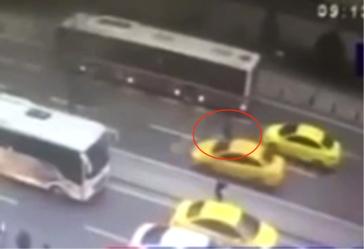 İstanbul\'da Taksinin Çarptığı Şahsın Metrelerce Havaya Uçtuğu Kaza Kameralara Yansıdı