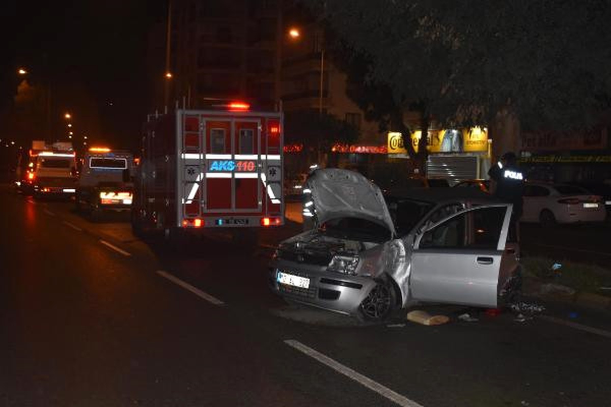 İzmir\'de Otomobil, Elektrik Direğine Çarptı: 1 Ölü, 2 Yaralı