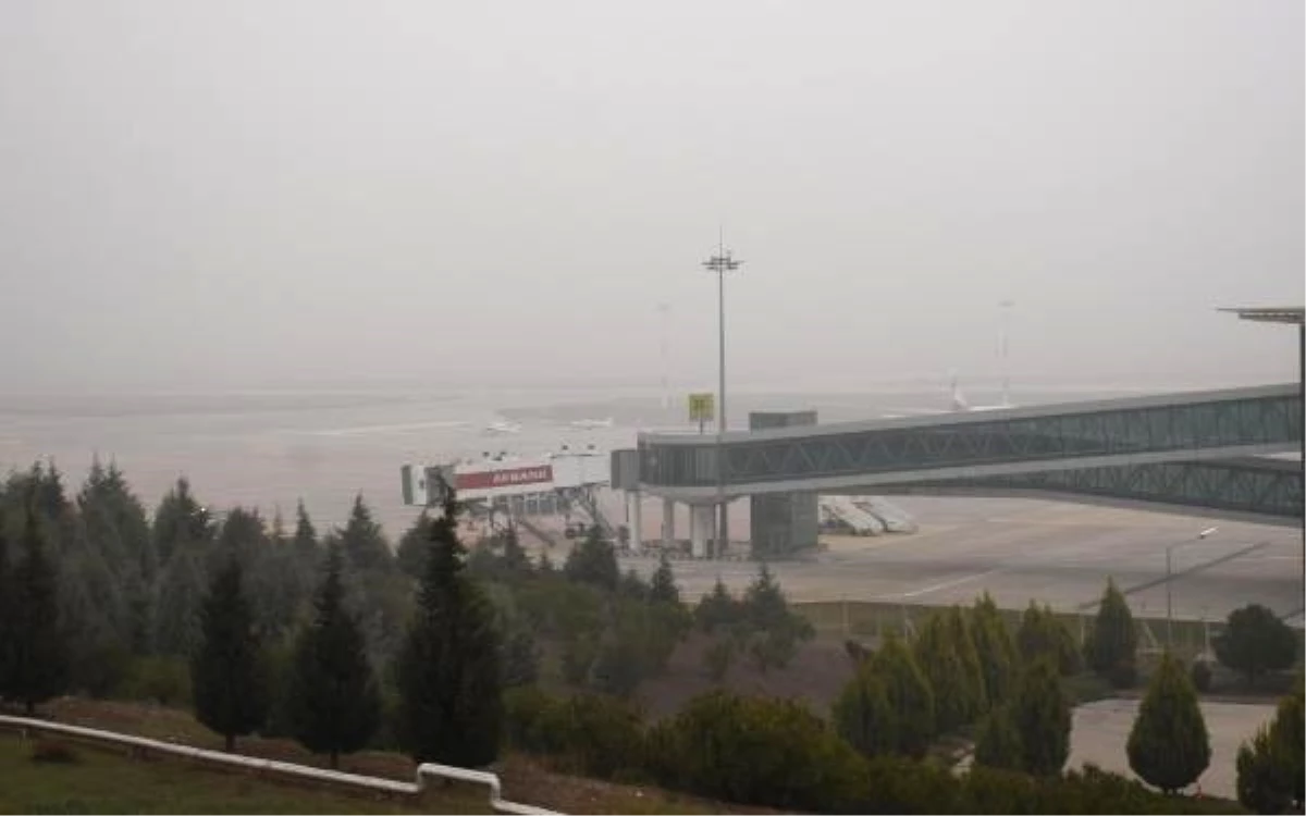 İzmir\'de Sis Hava Ulaşımını Olumsuz Etkiledi