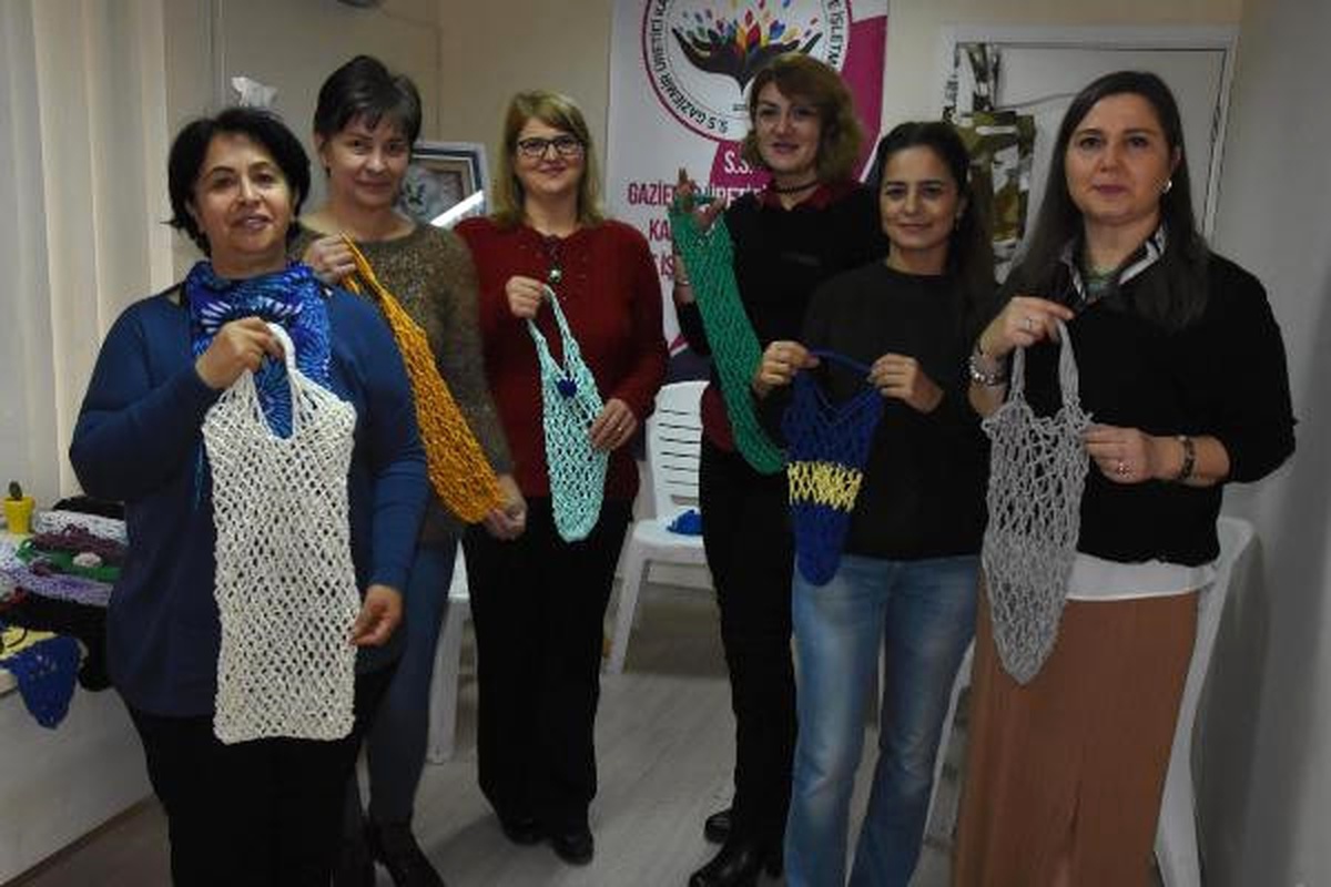 İzmirli Kadınlar Alışverişte Kullanmak İçin File Örüyor