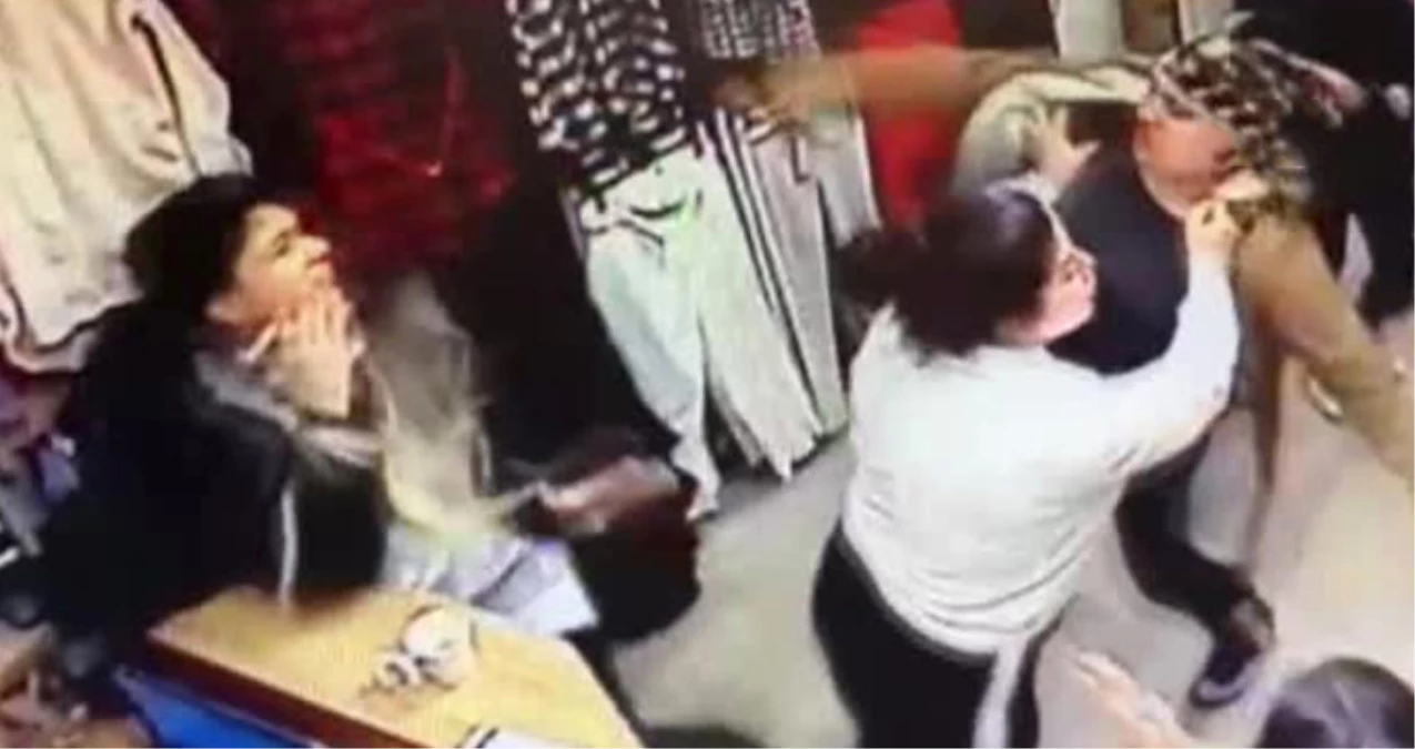 Kadınların Mağazadaki Tekmeli Yumruklu Kavgası Güvenlik Kamerasıyla Saniye Saniye Kaydedildi