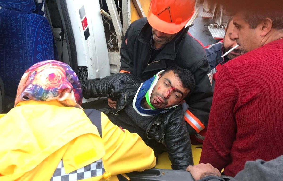 Kamyonet Tıra Çarptı: 2 Yaralı