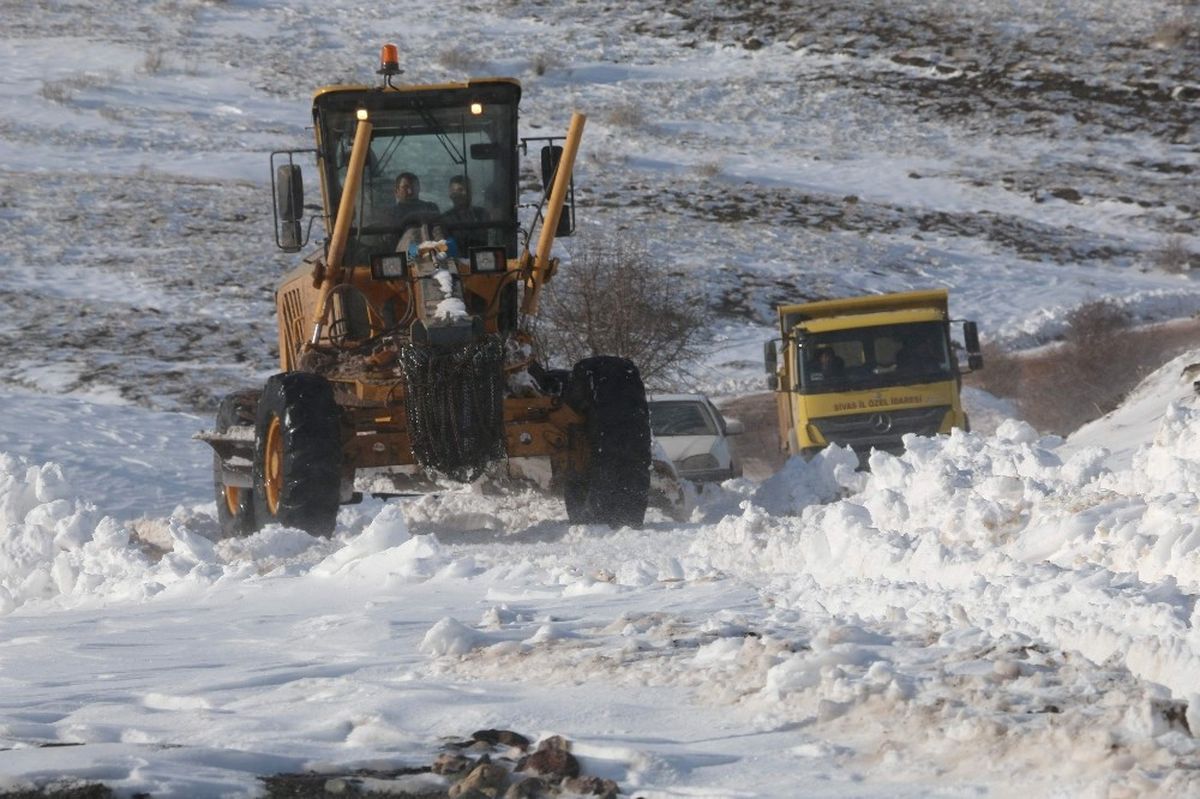 Kar Dolayısıyla Kapanan Yollar Açılıyor