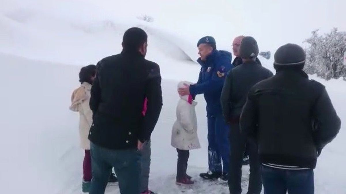 Kar Nedeniyle Öğrenciler Mahsur Kaldı, Jandarma Ekipleri Yetişti