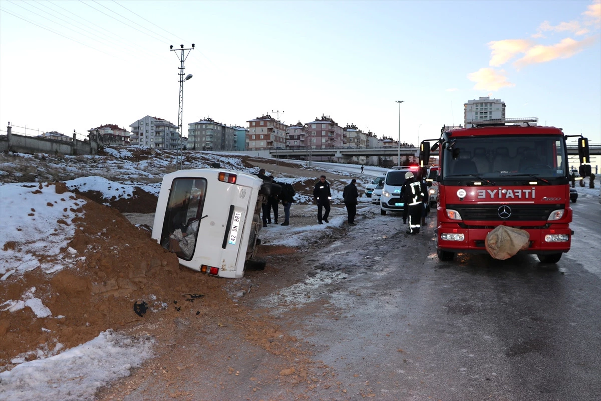Karaman\'da Minibüs Yayaya Çarptı: 1 Yaralı