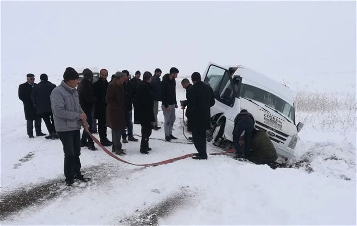 Karda Mahsur Kalan Araçların Yardımına Ekipler Yetişti