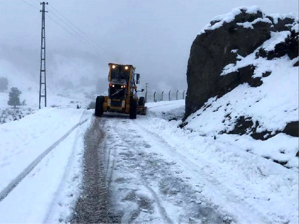 Kaş\'ta 20 Saatte Yarım Metre Kar Yağdı, Kapanan Yollar Açıldı