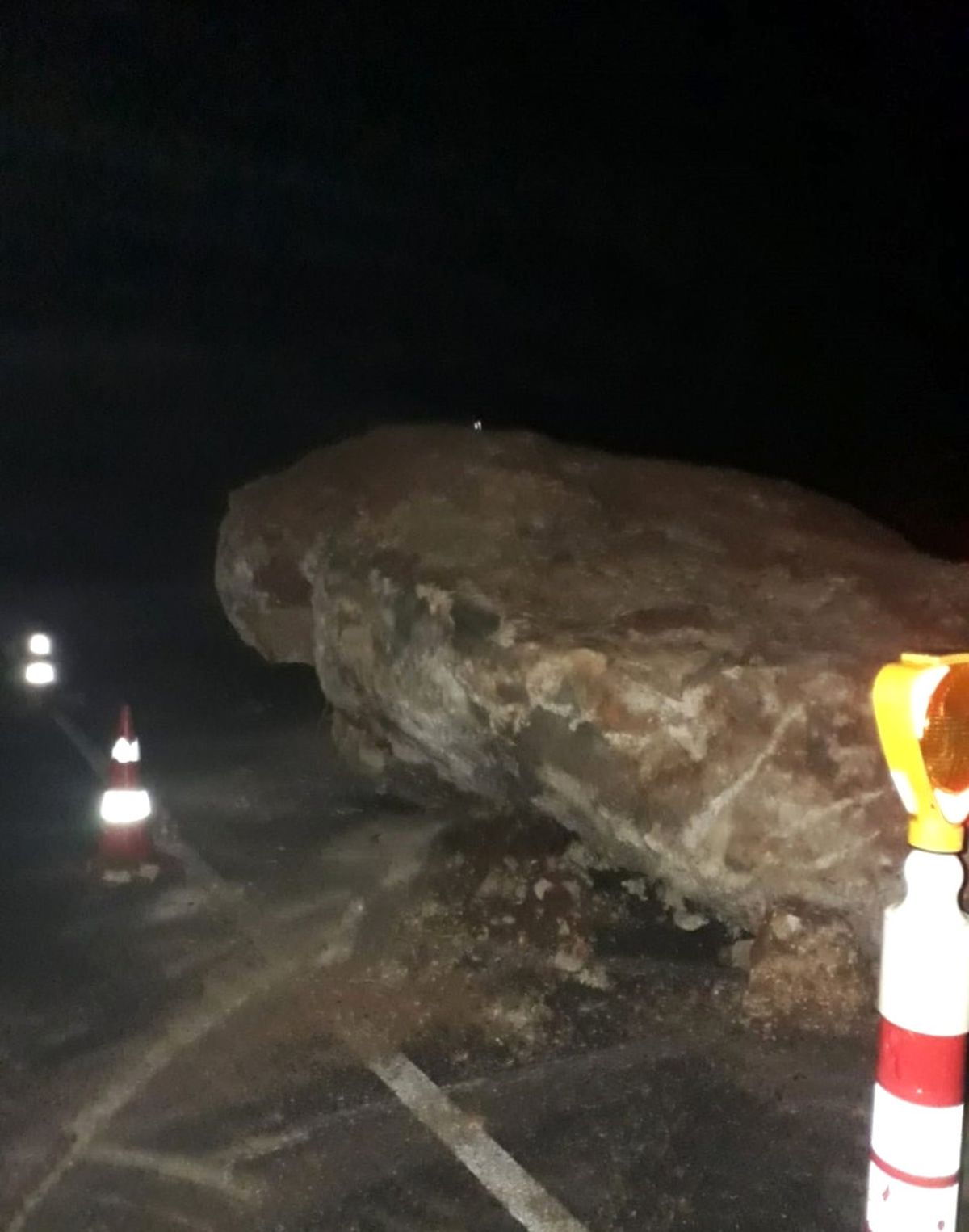 Kaş\'ta Karayoluna Kaya Düştü