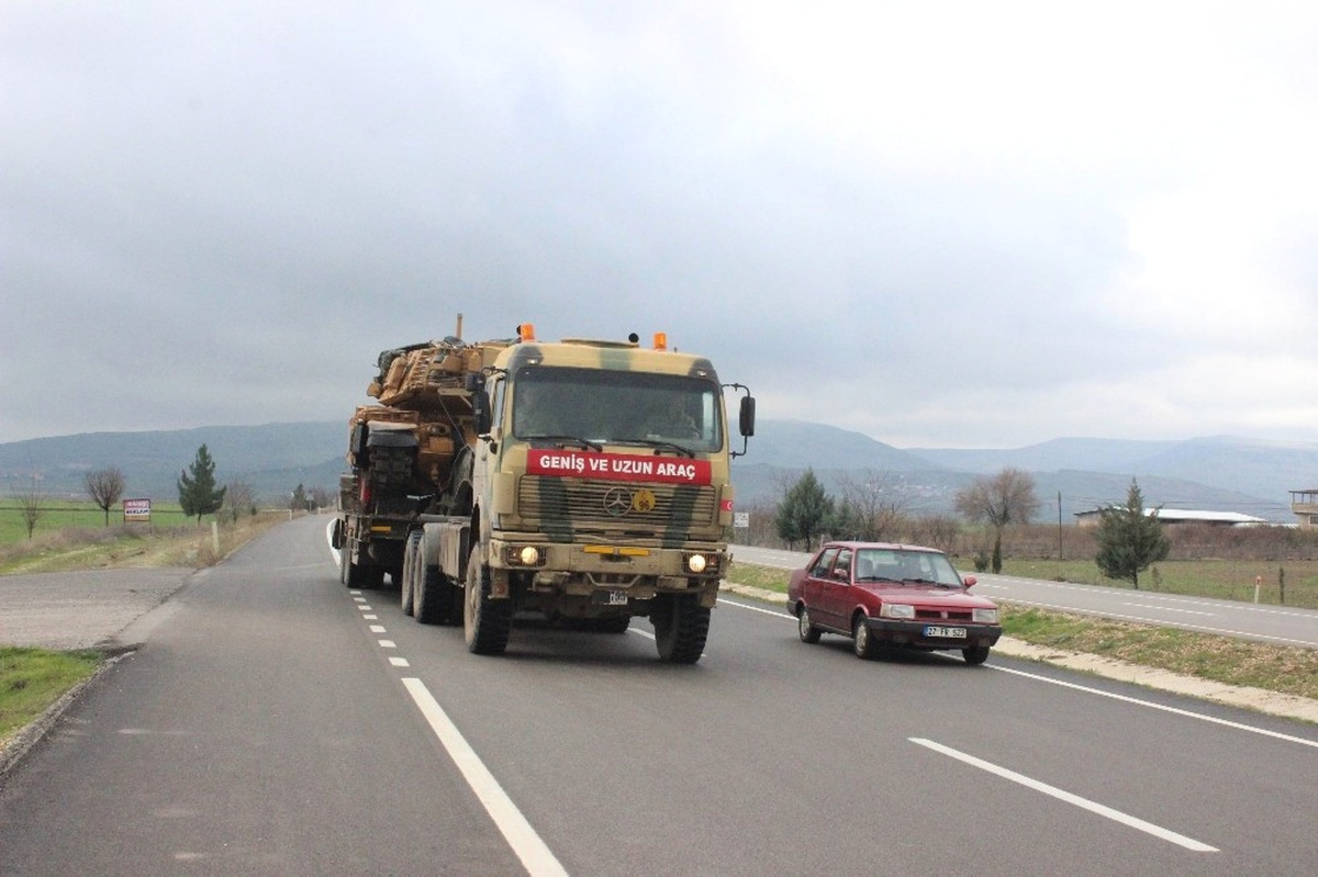 Kilis\'ten Fırat\'ın Doğusuna Fırtına Obüs, Tank ve Zpt Sevkıyatı