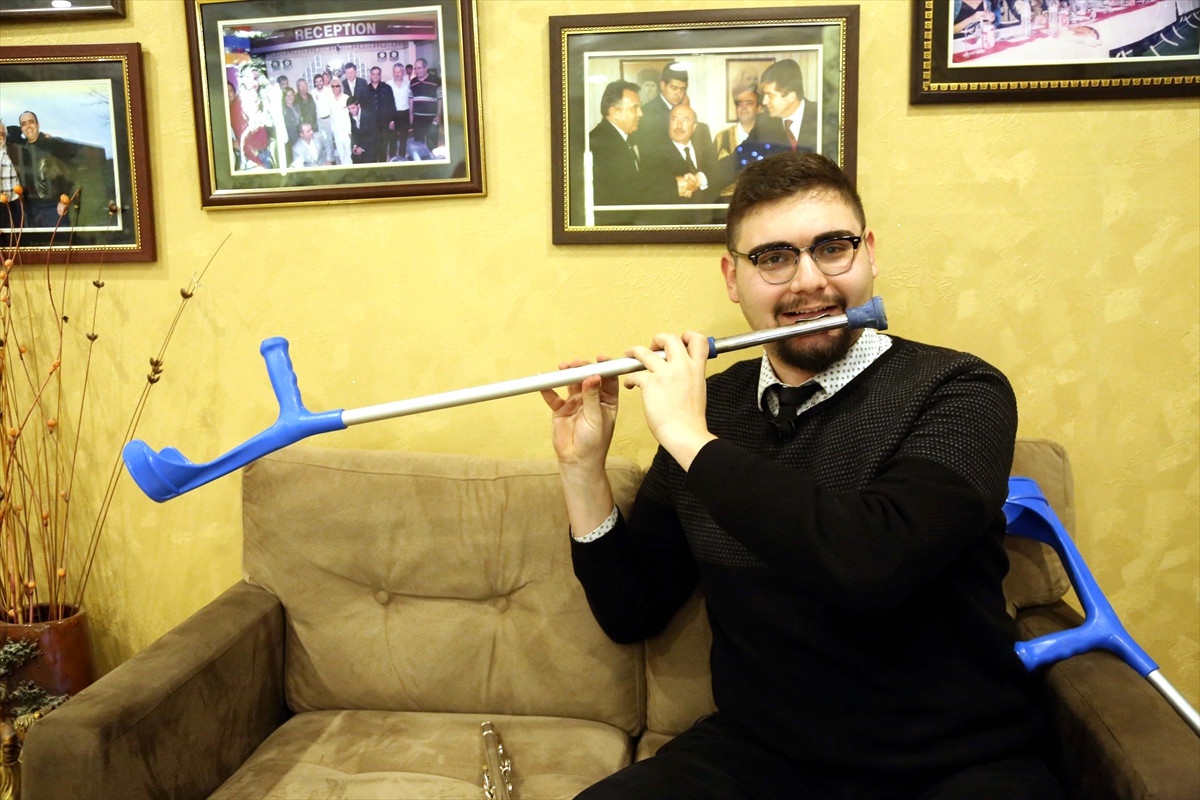 Koltuk Değneğiyle Hem Yürüyor Hem Müzik Yapıyor
