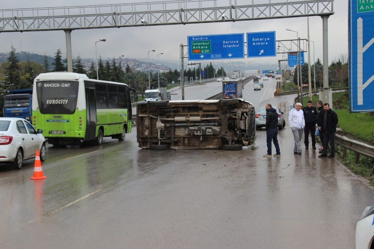 Minibüs Durakta Bekleyen Kadına Çarptı: 1 Yaralı