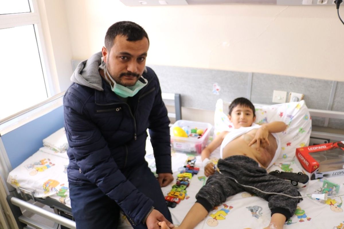 Minik Yasin Vücudunu Kaplayan Dev Kitle ile Mücadele Ediyor