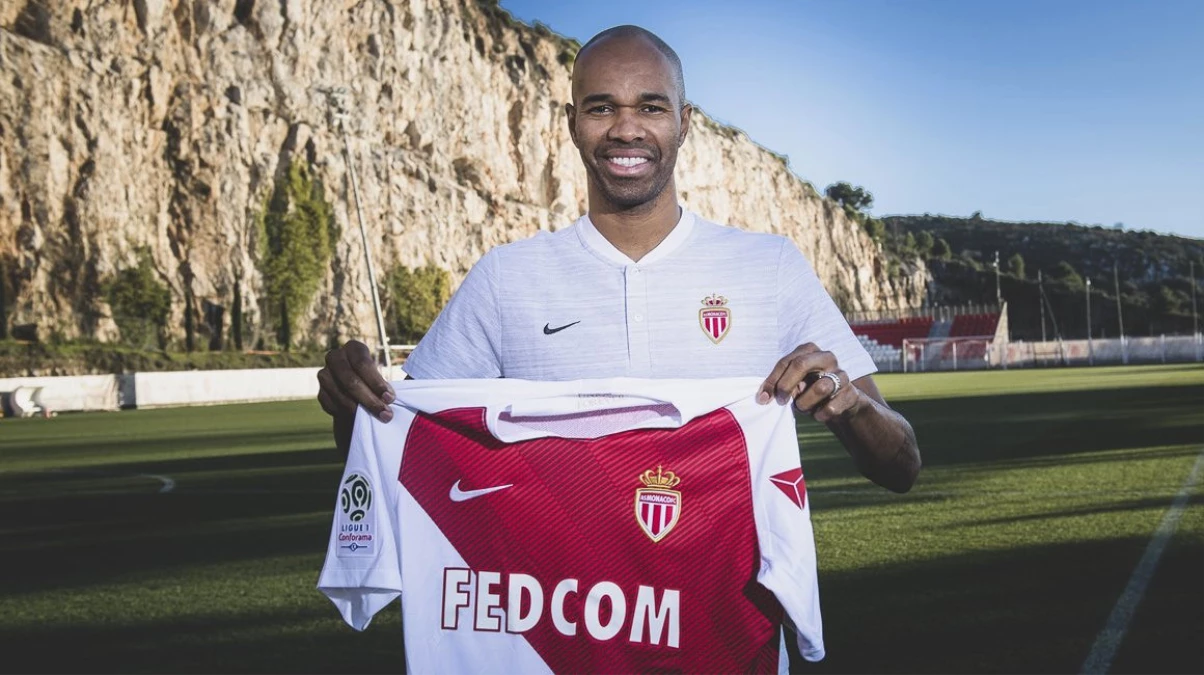 Monaco, Naldo\'yu Renklerine Bağladı