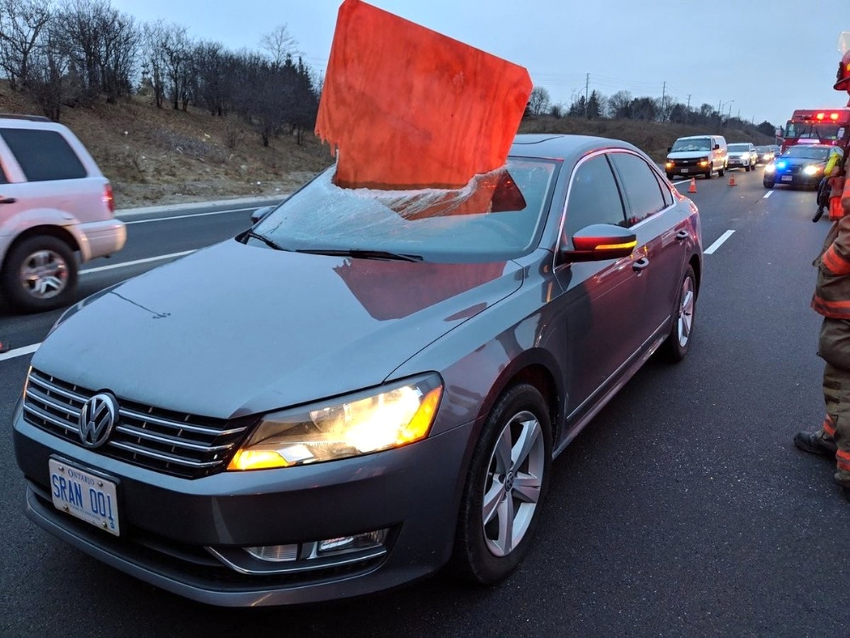 Otobanda Seyreden Otomobilin Camına Levha Düştü