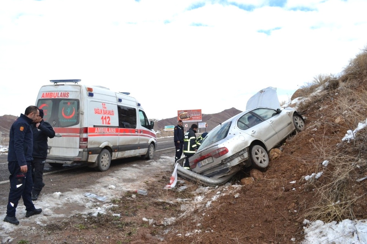 Otomobil Toprak Alana Çarptı: 1\'i Ağır 2 Yaralı