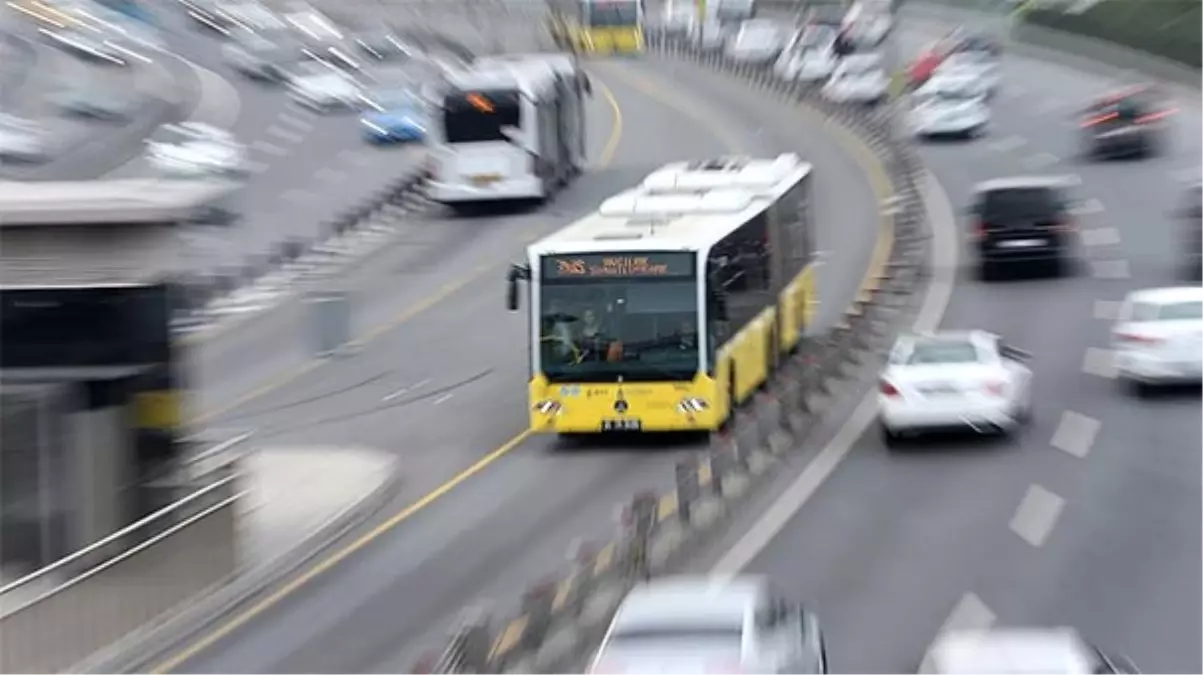 Perpa Metrobüs Durağında, Metrobüs Bir Vatandaşa Çarptı