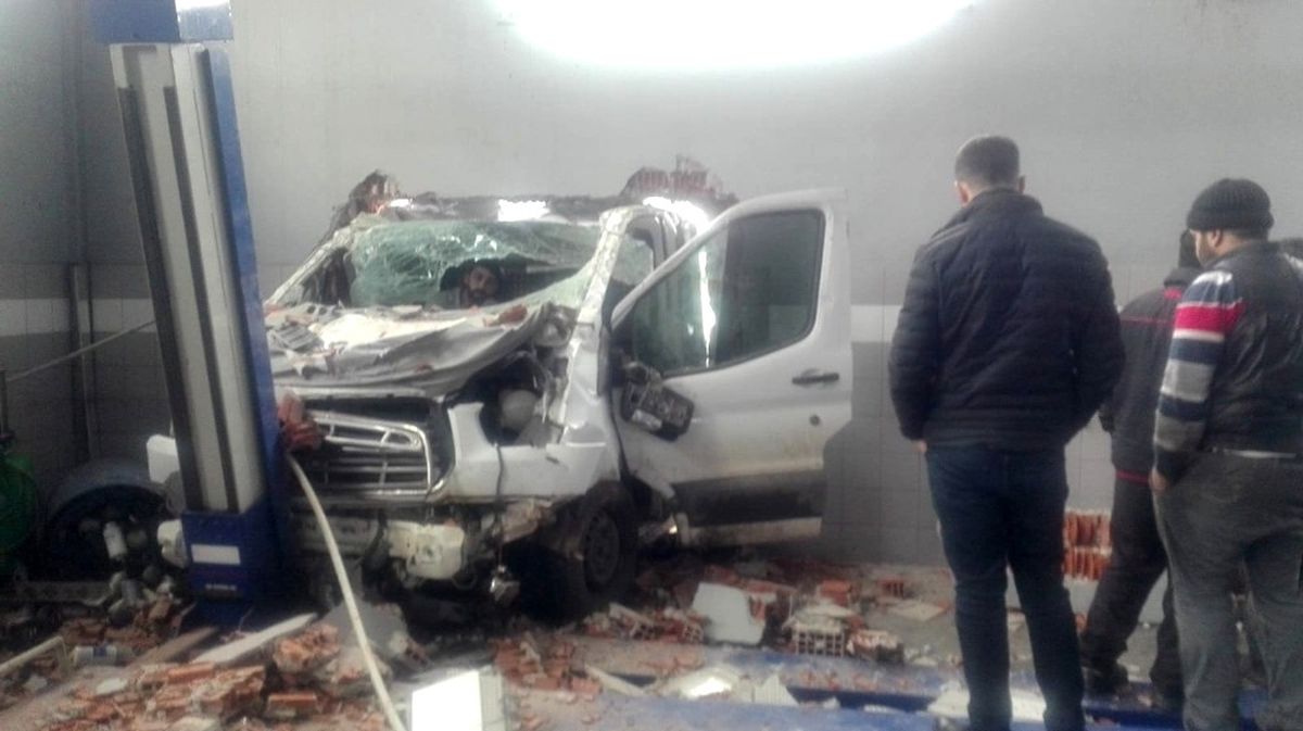Pikap, Duvarı Deldi: 2 Yaralı