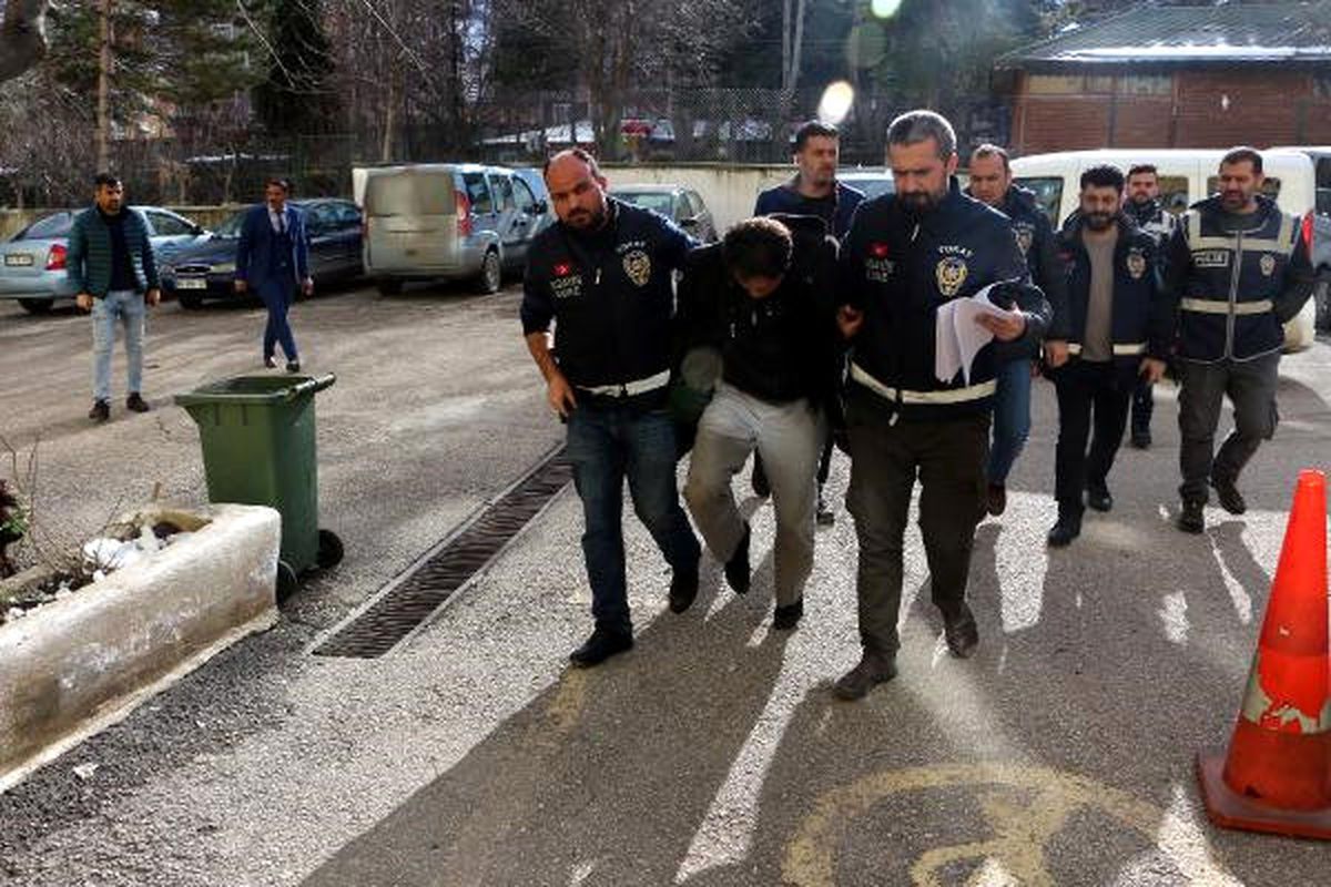 Polisten Kaçmaya Çalışırken Ayağını Burkunca Yakalandı