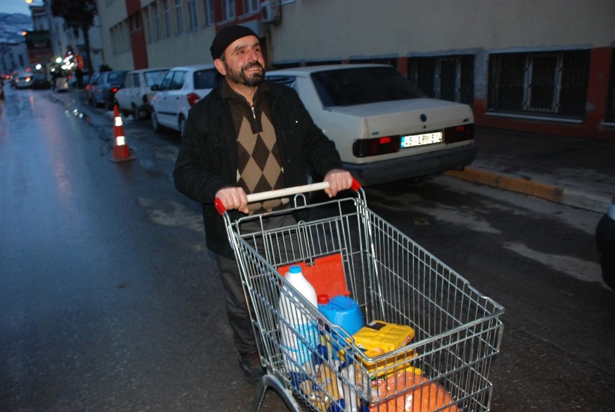 Poşete Para Vermemek İçin Aldıklarını Market Arabasıyla Taşıdı