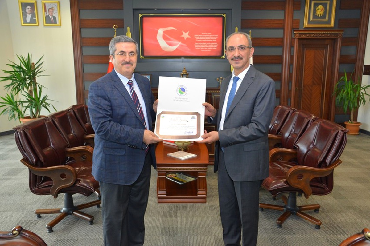 Prof. Dr. Gökbel, \'Türk Dünyası Kültürüne Hizmet Ödülü\' Aldı