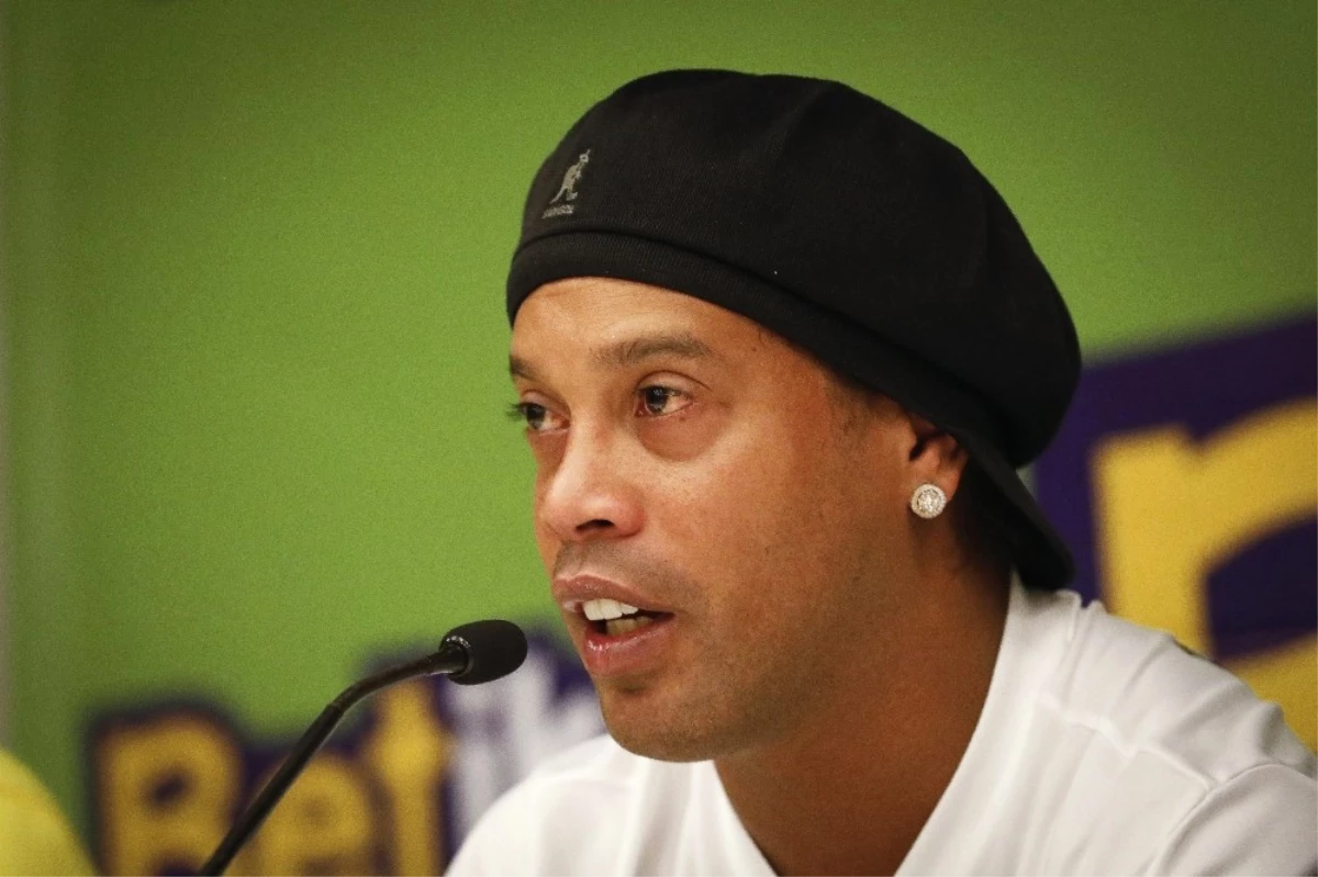 Ronaldinho\'nun Ülke Dışına Çıkması Yasaklandı