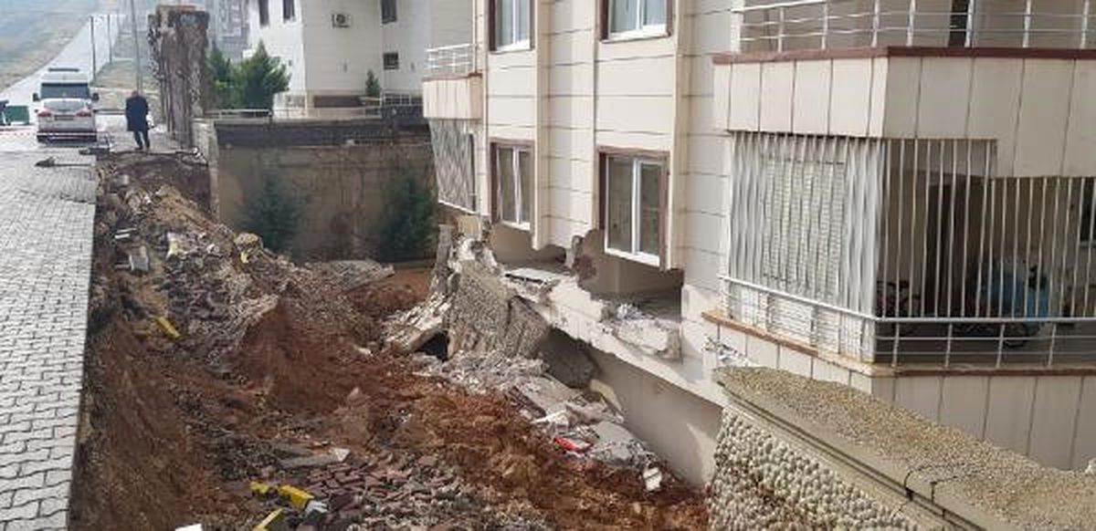 Şanlıurfa\'da İstinat Duvarı Evin Üzerine Yıkıldı