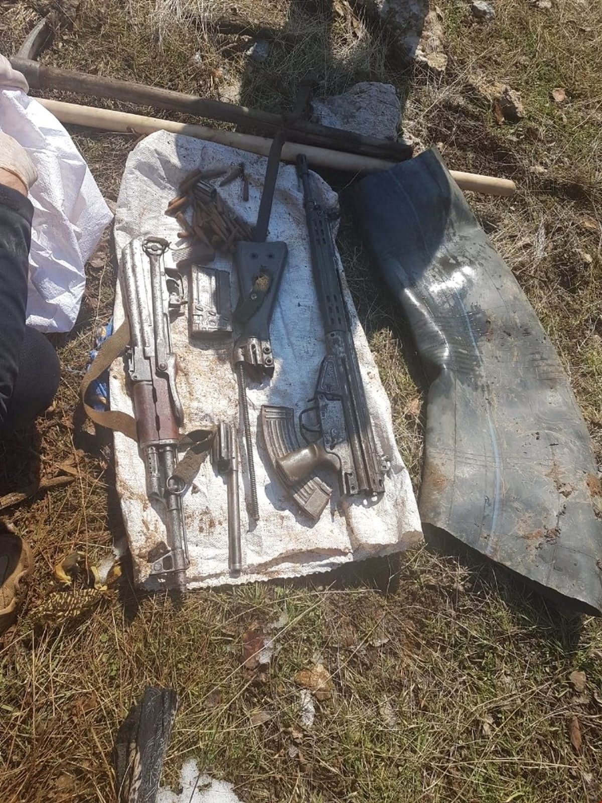 Şemdinli Kırsalında Silah ve Mühimmat Ele Geçirildi