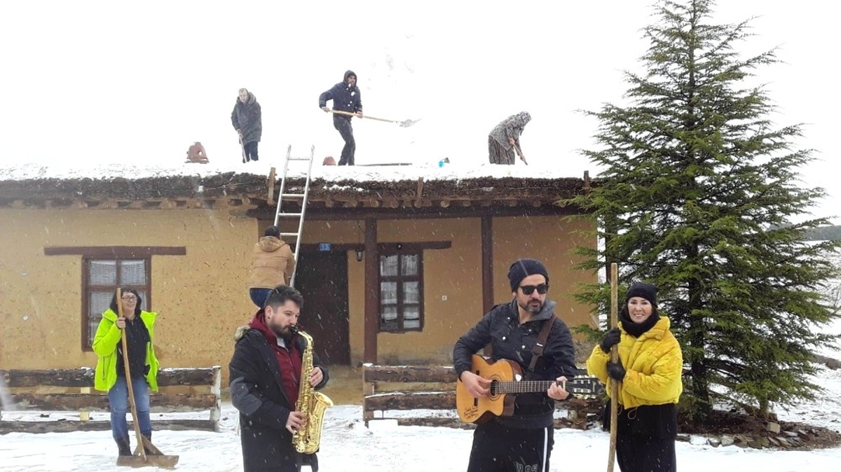 Sonsuz Şükran Köyü Sanatçıları Damlarda Kar Temizliği Yaptı