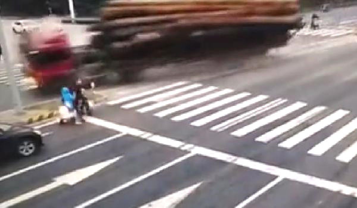 Tır Devrildi, Tomruklar Yola Savruldu... Bir Kişinin Öldüğü Feci Kaza Kamerada