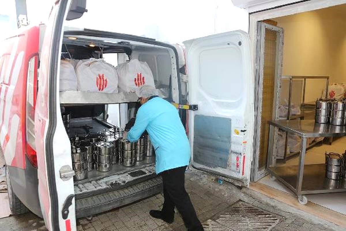 Ümraniye Belediyesi\'nden Her Gün Bin Kişiye Sıcak Yemek