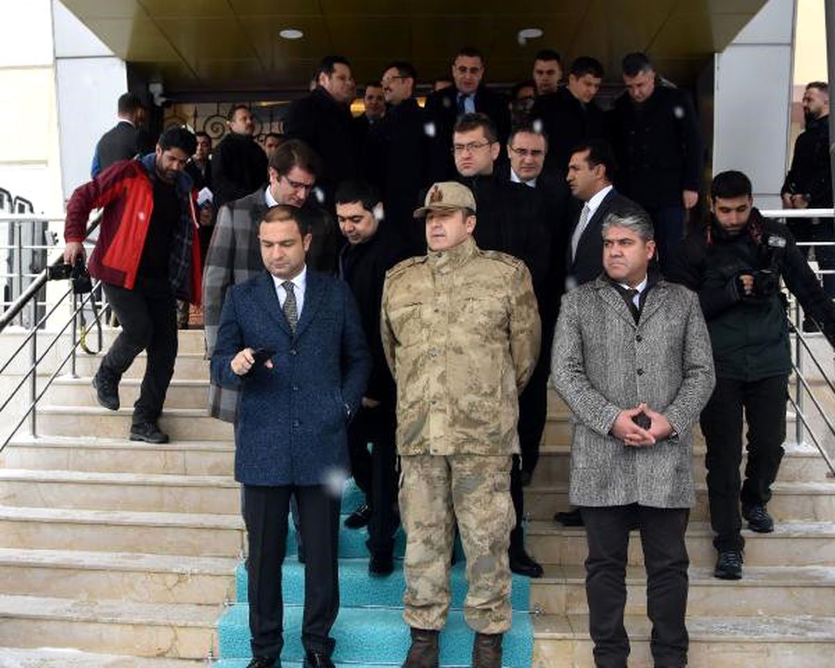 Van\'da Yeni Valiye Kar Nedeniyle Merdivende Karşılama