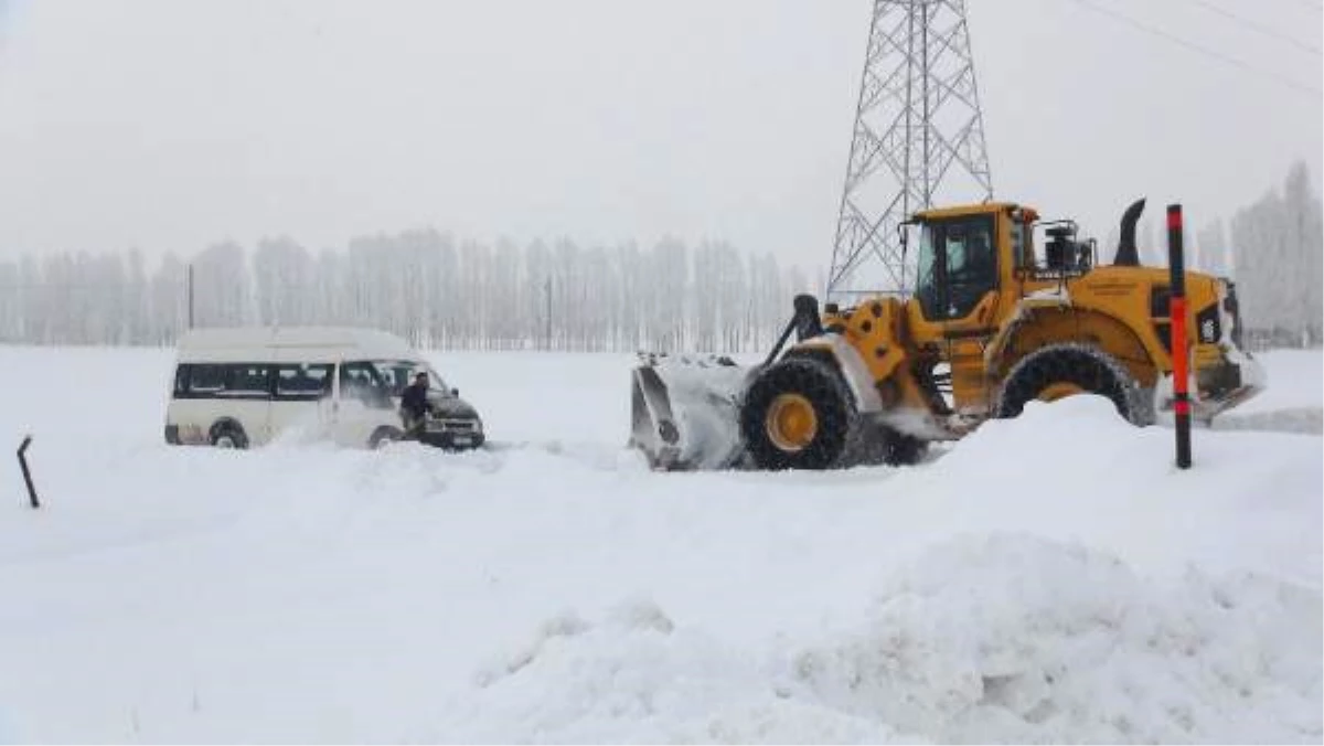 Yüksekova\'da Kardan Yolda Kalanlar Ekipler Tarafından Kurtarıldı
