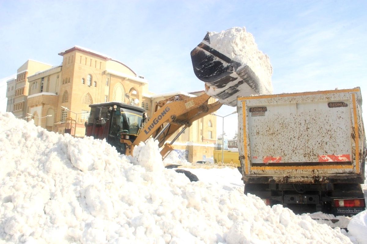 3 Günde 500 Kamyon Kar Taşındı
