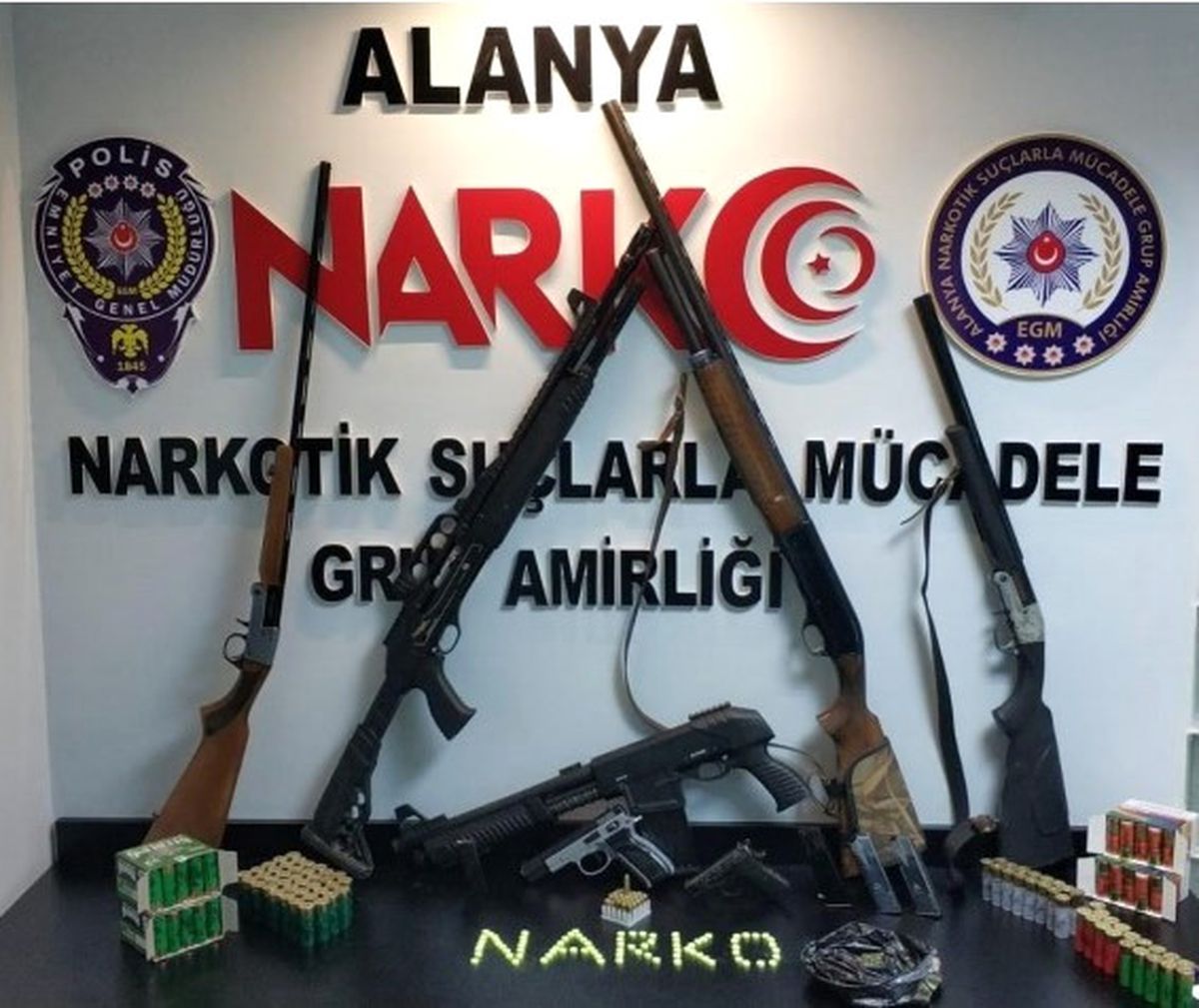 Alanya\'da Uyuşturucu Tacirinin Evi Silah Deposu Çıktı