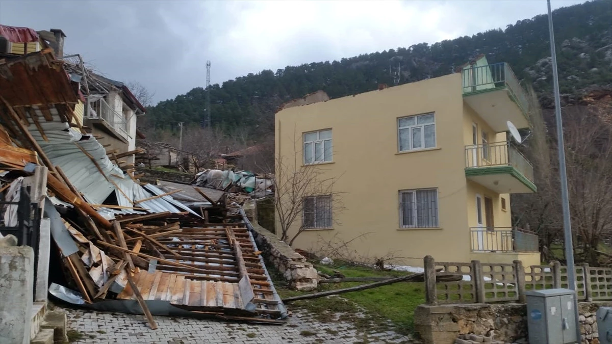 Antalya\'da Şiddetli Fırtına Evin Çatısını Uçurdu