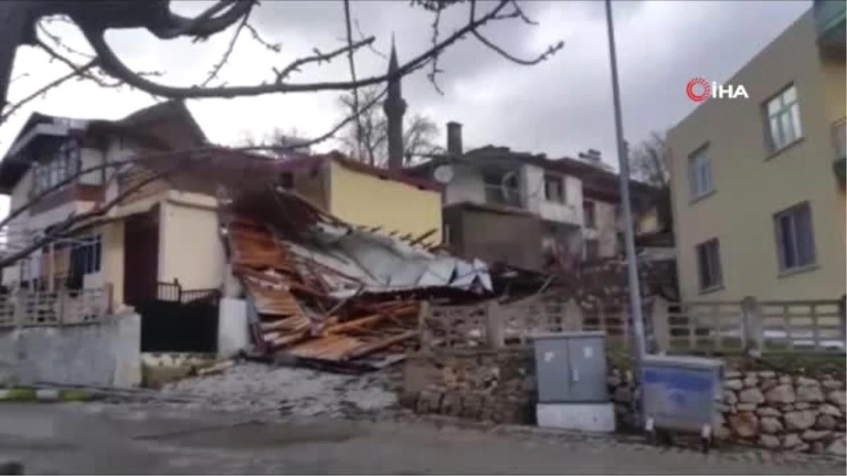Antalya\'da Şiddetli Fırtına Nedeniyle Bir Evin Çatısı Uçtu