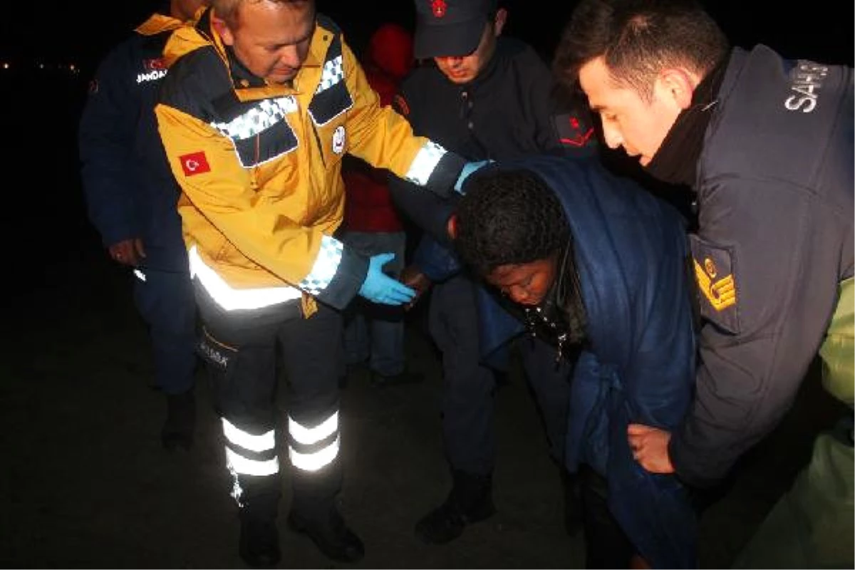 Ayvalık\'ta Kayalıklarda Mahsur Kalan Kaçak Göçmenler Kurtarıldı