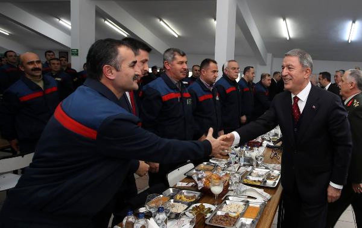 Bakan Akar, Beraberindeki Komutanlarla Arifiye\'de İncelemelerde Bulundu