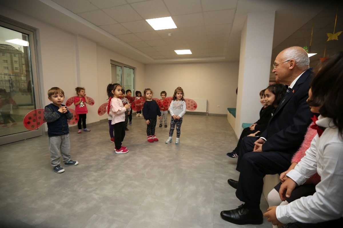 Başkan Yaşar, Yenimahalleli Miniklerle Yeni Yılı Kutladı